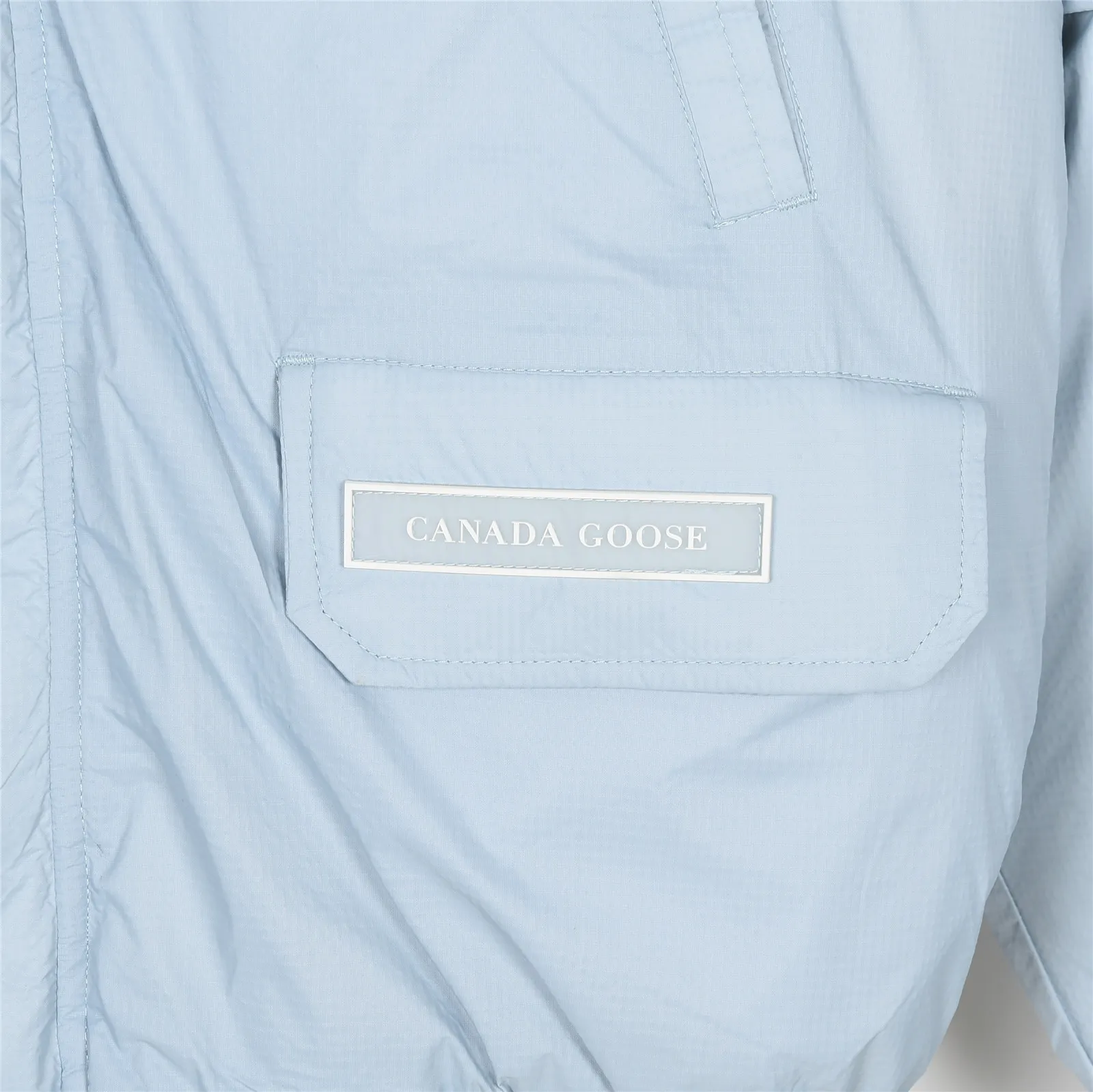 P860 Big Goose 01 Glacial White Label Down Jacket Canada Goose Canada Goose FW21 Chilliwack Series Glacial Haze White Label 01 Pilot Solid Color Hooded Down Jacket Down Jacket Winter Unisex Description: The Chilliwack bomber jacket was originally designed for pilots in uninhabited areas in northern Canada. It is durable, warm and easy to move, which can meet the needs of pilots working in the Arctic waterways. Chilliwack's iconic style remains popular and is a popular jacket from Canada Goose. The Northern Lights capsule collection is reimagined in rich hues inspired by the stunning colors of Canada's north. The Glacial Haze capsule series is improved with an eye-catching and layered color series, giving people the feeling of being caught in the mist around icebergs and glaciers. Material list: 1⃣ Original custom-made double plain 9500-100% nylon nylon fabric 2⃣ Original YKK zipper, not a sub-factory product 3⃣ National standard 80% widely inspected white duck down, (ZP uses 80% white duck down/everything that boasts 90% is fake) Material analysis characteristics: 1⃣ Original factory/9500-100% nylon100% nylon Lurex yarn is actually 100% nylon. Nowadays, there are few pure ones. Most of them are mixed with cotton or polyester. Our top-quality original version is developed in accordance with ZP and uses the same material. 2⃣ As we all know, the original version uses 80% white duck down. The fill power refers to the cubic inches of volume occupied by each ounce (30 grams) of down under certain conditions. If one ounce of down occupies 500 cubic inches, the fill power of the down is 500. So we can simply understand it as: fill power is the volume of down, and the volume of down is fill power. The higher the fill power of down, it means that under the same filling amount, down can fix a larger volume of air layer to keep warm and insulate, so the warmth retention of down is better. Summary: Note: In order to maximize profits during the production process, some businesses add toxic waste silk, 50 velvet, hand-feel velvet, etc. to clothes! But on the outside of the clothes, good fabrics are used. It is said to be 90% white duck down at purchasing agent level, or even more exaggeratedly said to be 90% white goose down, to fool the layman! (You can consult the official Big Goose. All authentic styles are made of white duck down.) I will also teach you a more practical trick: buy an authentic product from Tmall, and at the same time buy a piece of clothing from a merchant you trust, and come back to compare the details. (Tmall offers 7-day no-reason returns and S+ offers 15-day no-reason returns without affecting secondary sales.) ⚠️ Remember, you get what you pay for! Don't be greedy for small gains, or you will suffer big losses! Every customer is welcome to ask questions and we will continue to improve product quality and service! Product color: black, white, dawn blue, mood blue Size: S, M, L, XL, XXL
